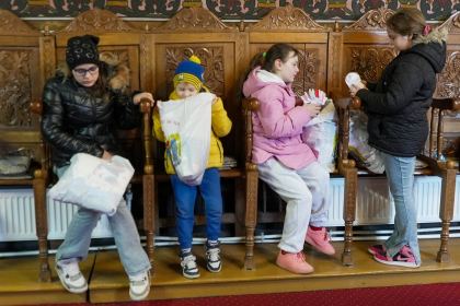 Programul social-filantropic „Ne înnoim de Sfintele Paşti“ în Arhiepiscopia Dunării de Jos – fotografia 18