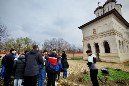 Elevi în vizită la Mănăstirea Voievodală Măxineni – fotografia 3